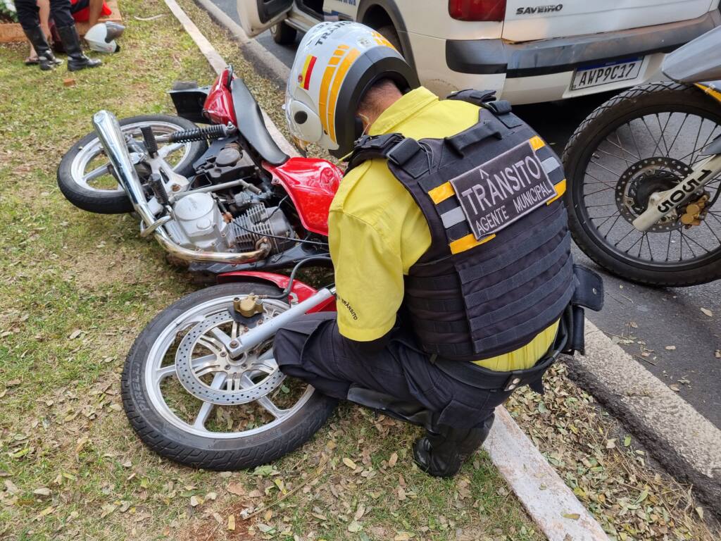 Motociclista foge de blitz e acaba se envolvendo em acidente no centro de Maringá