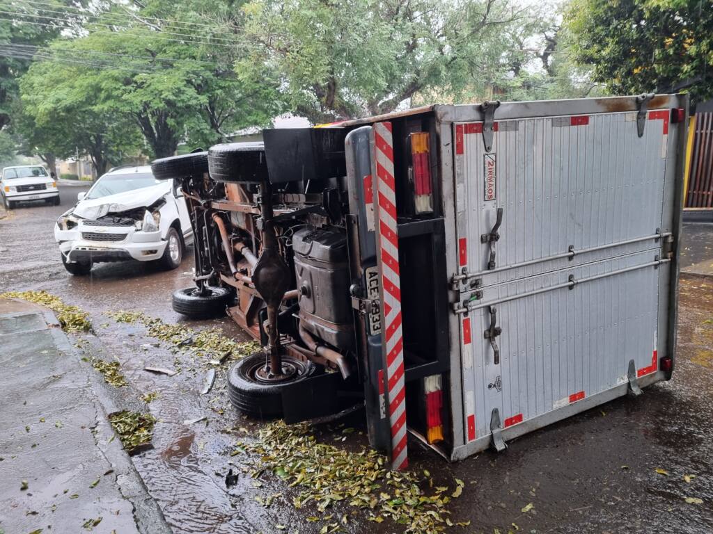 Camionete invade preferencial e causa acidente na zona 7