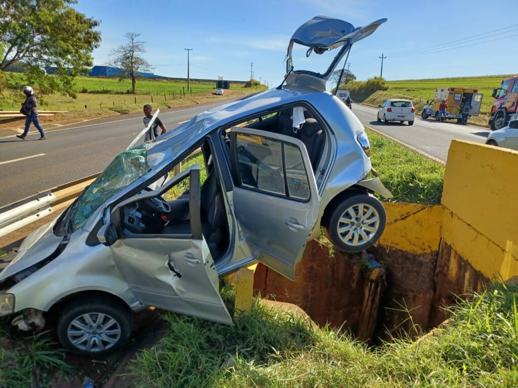 Motorista de 41 anos sofre ferimentos ao capotar veículo na rodovia BR-376