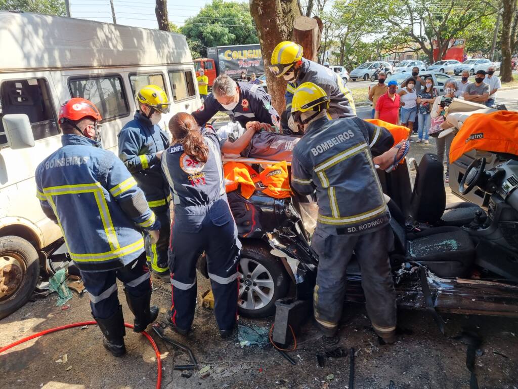 Tio e sobrinho são resgatados após acidente gravíssimo na Avenida Tuiuti