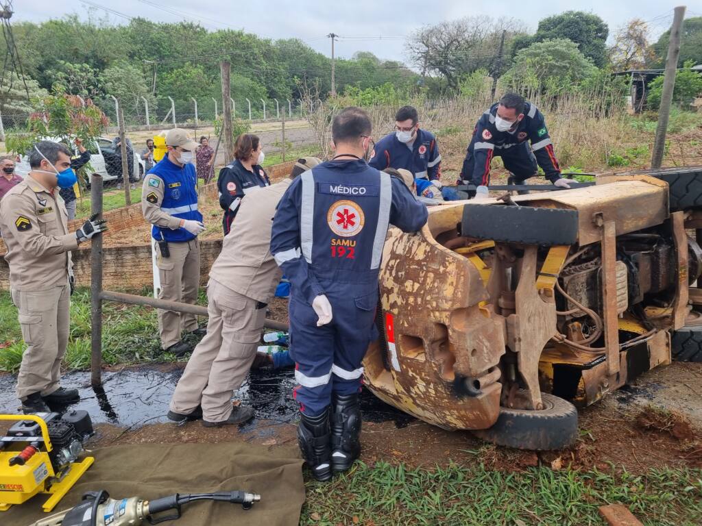 Empilhadeira tomba deixando homem ferido em Maringá