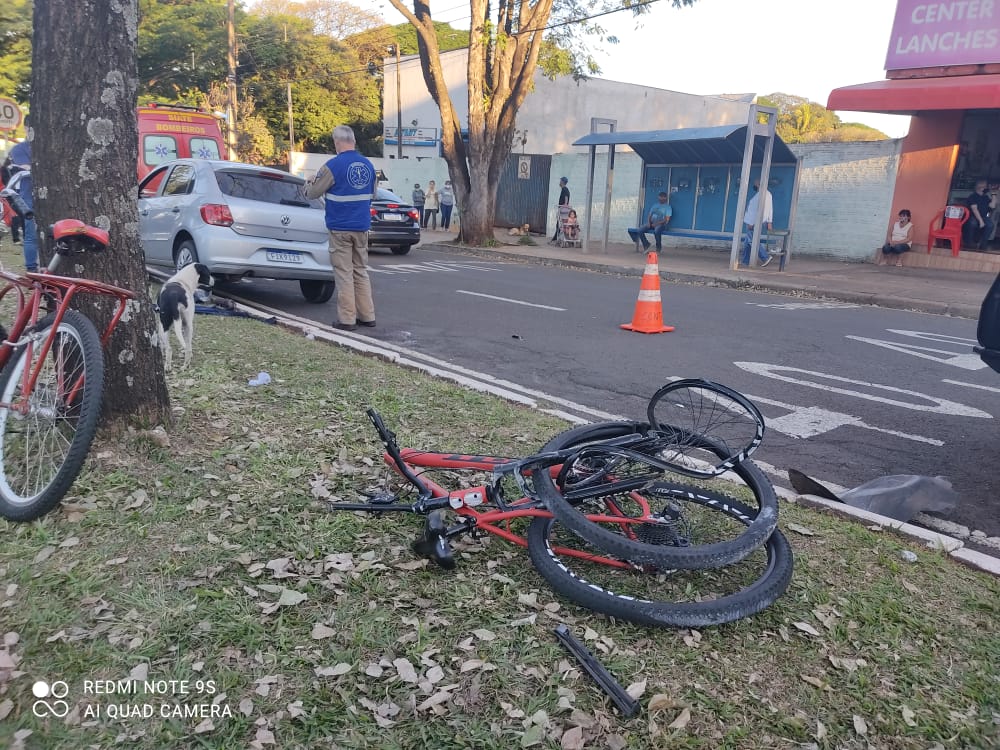 Ciclista de 22 anos fica gravemente ferido após ser atropelado por carro em Maringá