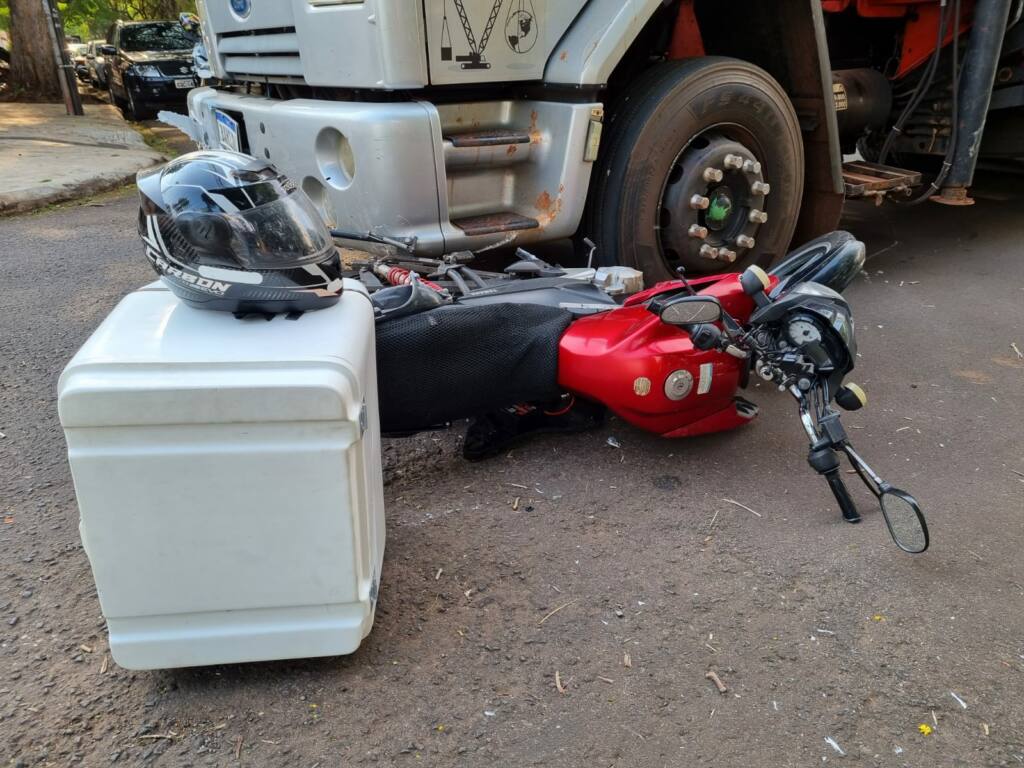 Motociclista escapa da morte ao sofrer acidente na Vila Operária em Maringá