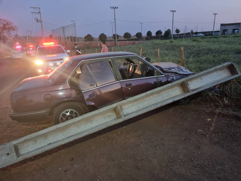 Pessoas ficam feridas após carro arrancar poste em estrada rural