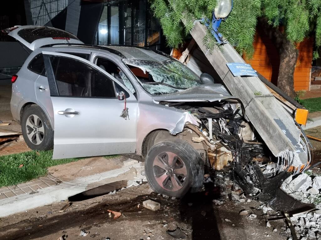 Homem de 38 anos fica ferido ao bater SUV contra poste na Avenida São Paulo