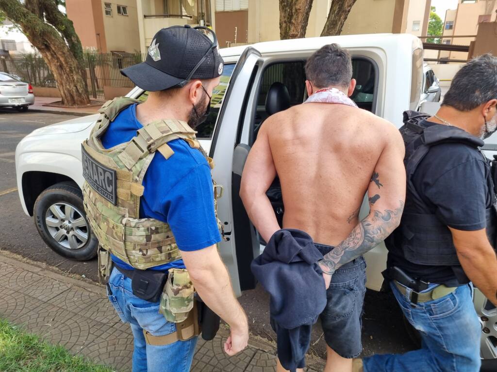 Traficante é preso com arma e grande quantidade de cocaína na zona 7