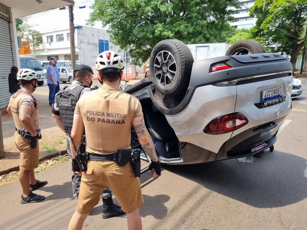 Batida entre dois automóveis deixa motorista ferido