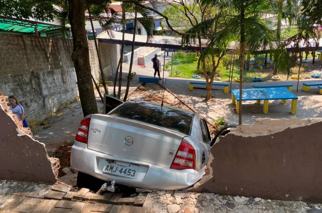 Carro atropela adolescente e invade colégio em Marialva