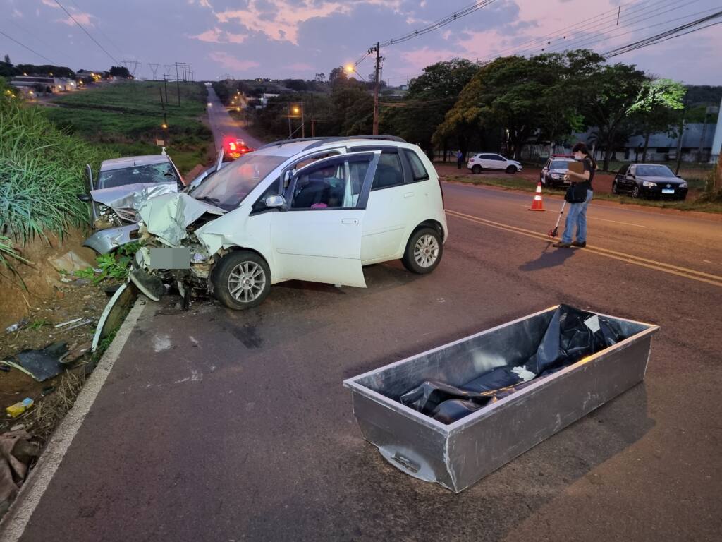 Carro pega fogo após bater na traseira de carreta no Contorno Norte em Maringá