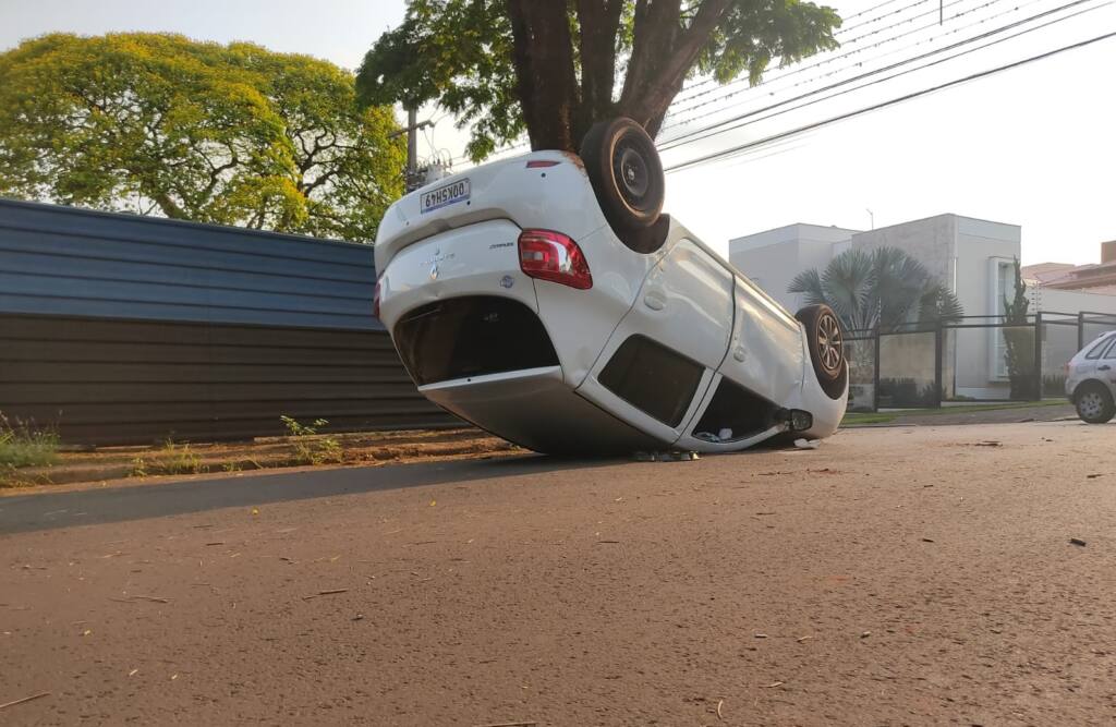 Motorista invade preferencial e causa capotamento na zona 5