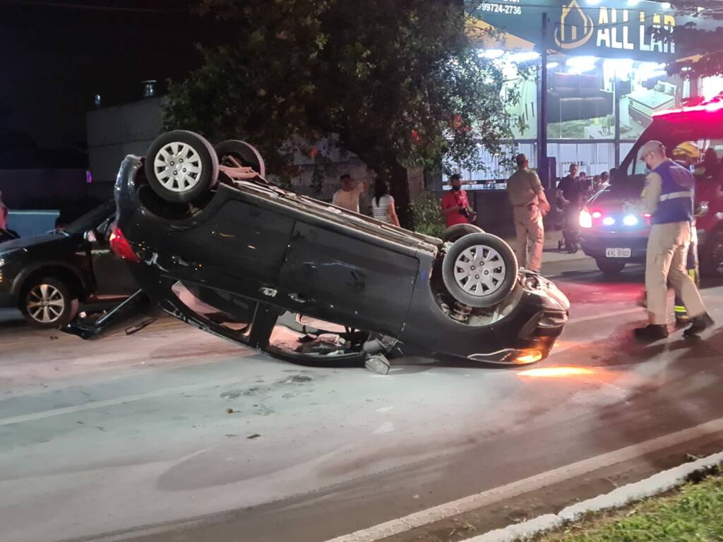 Motorista capota veículo na Avenida Mandacaru em Maringá