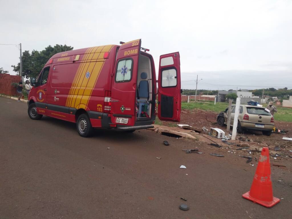 Motorista com suspeita de embriaguez ao volante derruba portão de residência