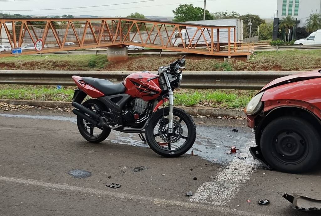 Motociclista fica ferido ao bater de frente com automóvel em Maringá