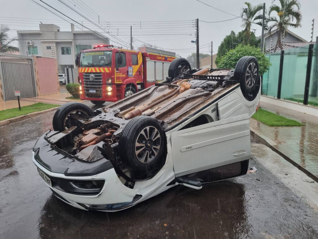 Motorista perde controle e capota veículo no Jardim Monte Carlo