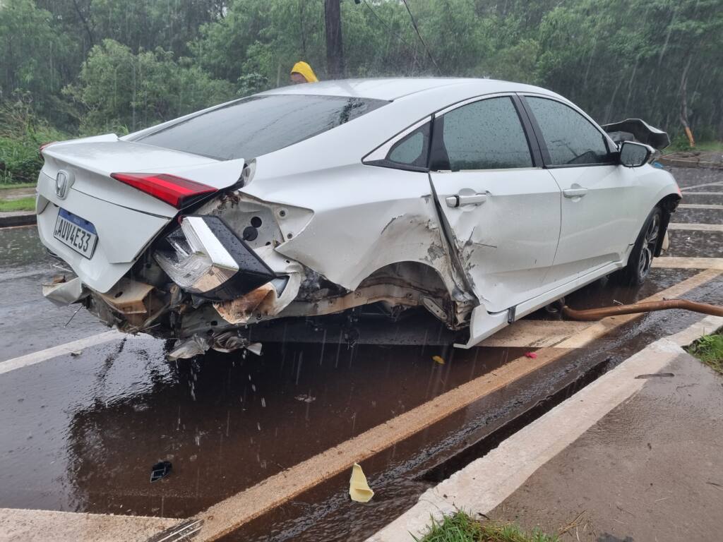 Motorista abandona veículo após bater com violência contra poste