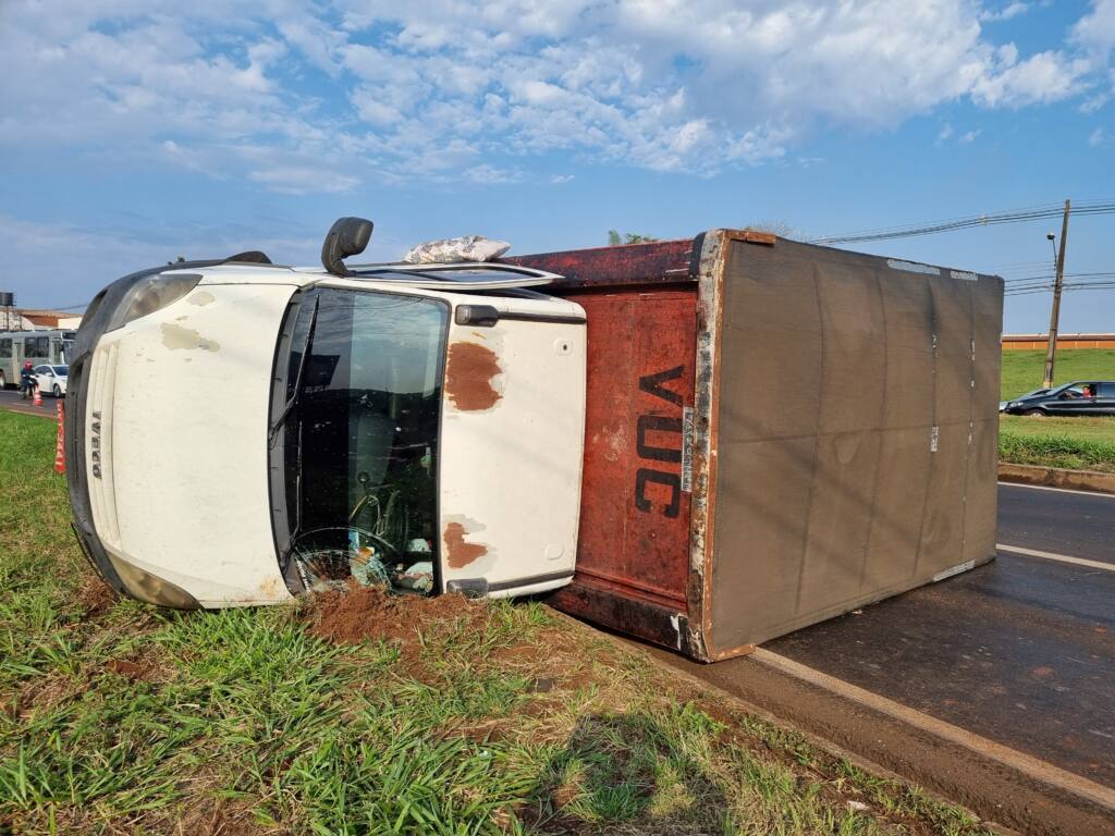 Motorista tomba caminhão furgão em rotatória da rodovia 317