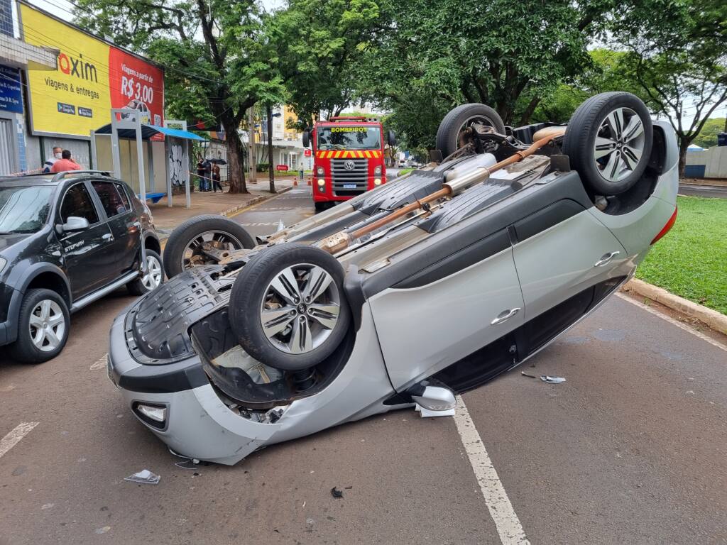 Casal fica ferido após capotar automóvel em Maringá