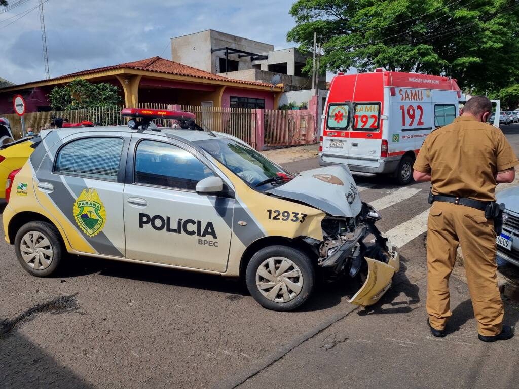 Motorista invade preferencial e bate em viatura da Polícia Militar