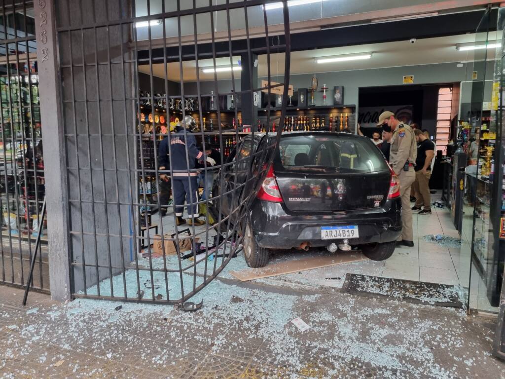 Carro perde controle e invade tabacaria na zona 7 em Maringá