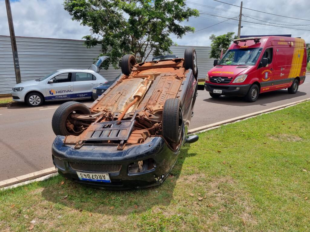 Motorista capota veículo após colidir contra carro estacionado