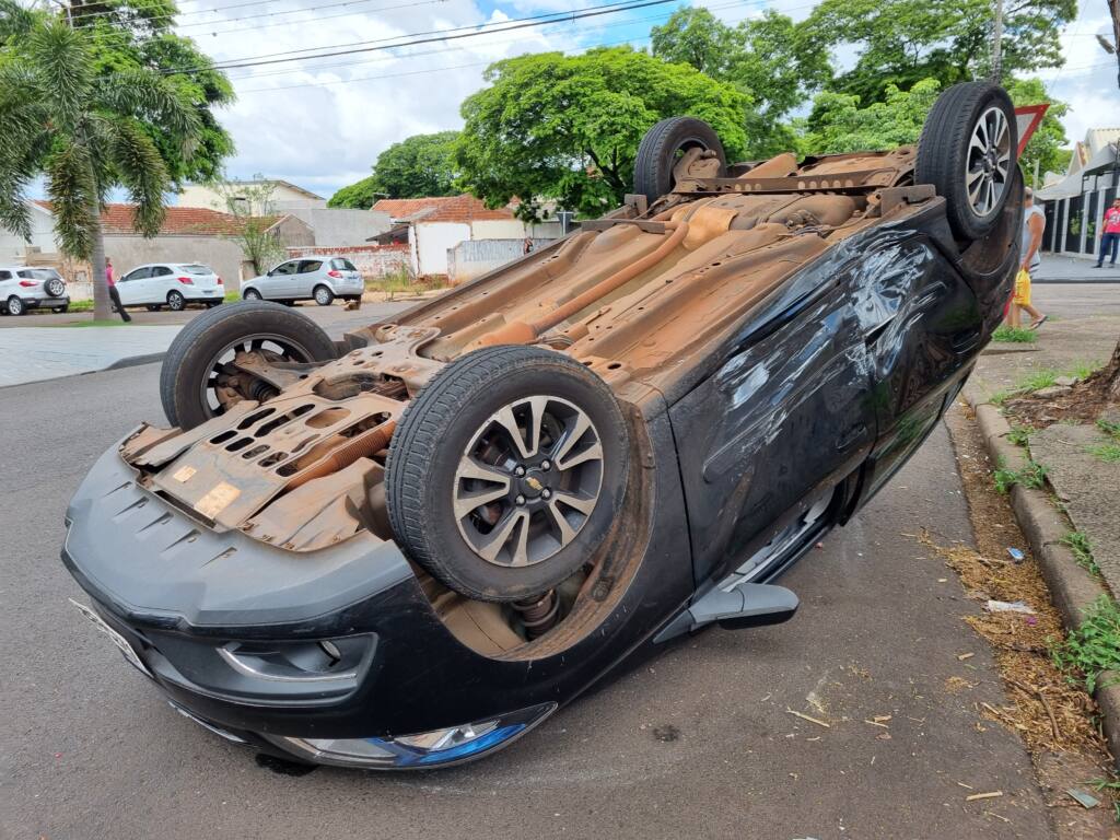 Invasão de preferencial causa outro capotamento no Jardim Alvorada