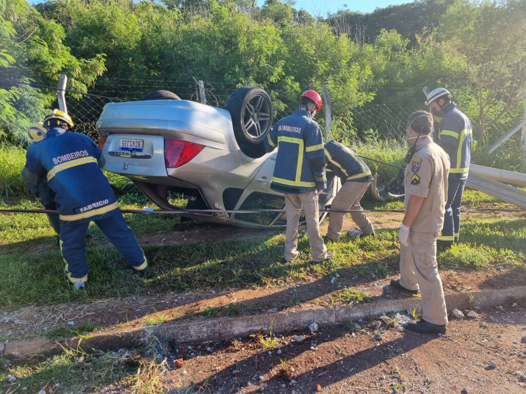 Motorista fica ferido ao bater em poste no Parque Itaipu em Maringá