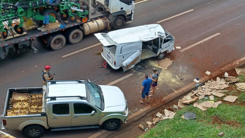 Kombi carregada com mais de 2 mil pintainhos despenca de pontilhão em Maringá