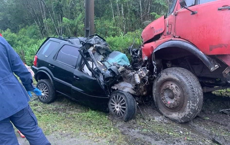 Acidente com veículo de Maringá deixa 4 mortos em rodovia entre PR e SC