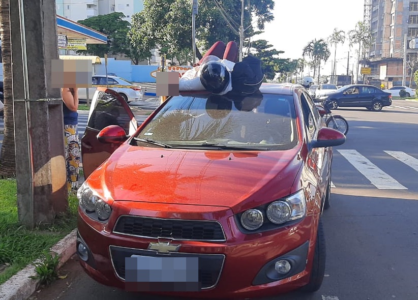 Mulher é arremessada em cima do teto após acidente em Maringá