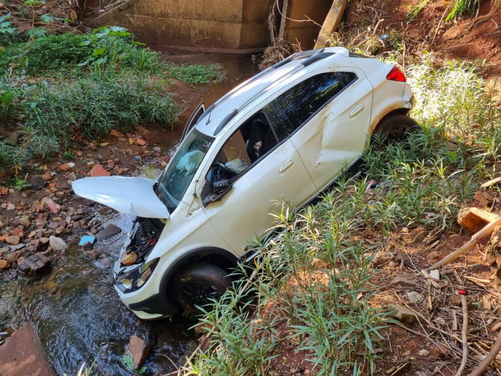 Mulher sai ilesa após carro despencar em córrego no Jardim Aclimação