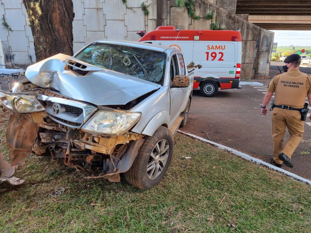 Três pessoas ficam feridas após camionete bater contra árvore