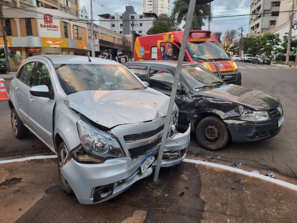 Acidente em cruzamento no centro de Maringá deixa mulher ferida