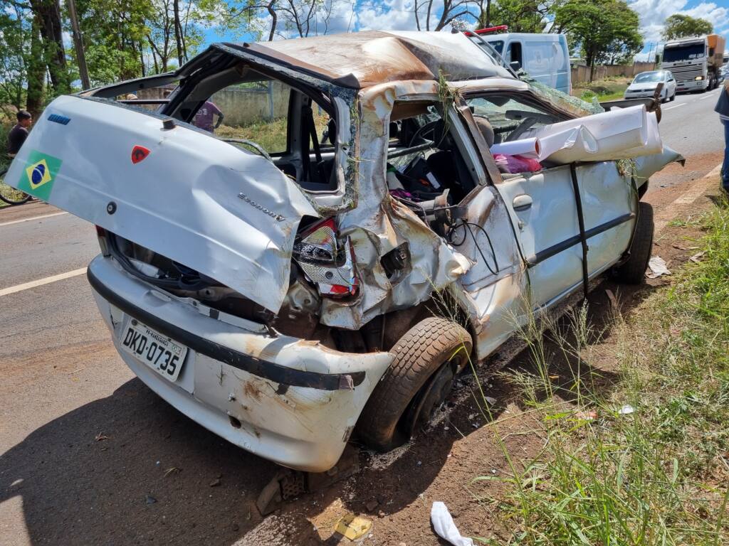 Motorista fica em estado gravíssimo ao ser ejetado após capotamento