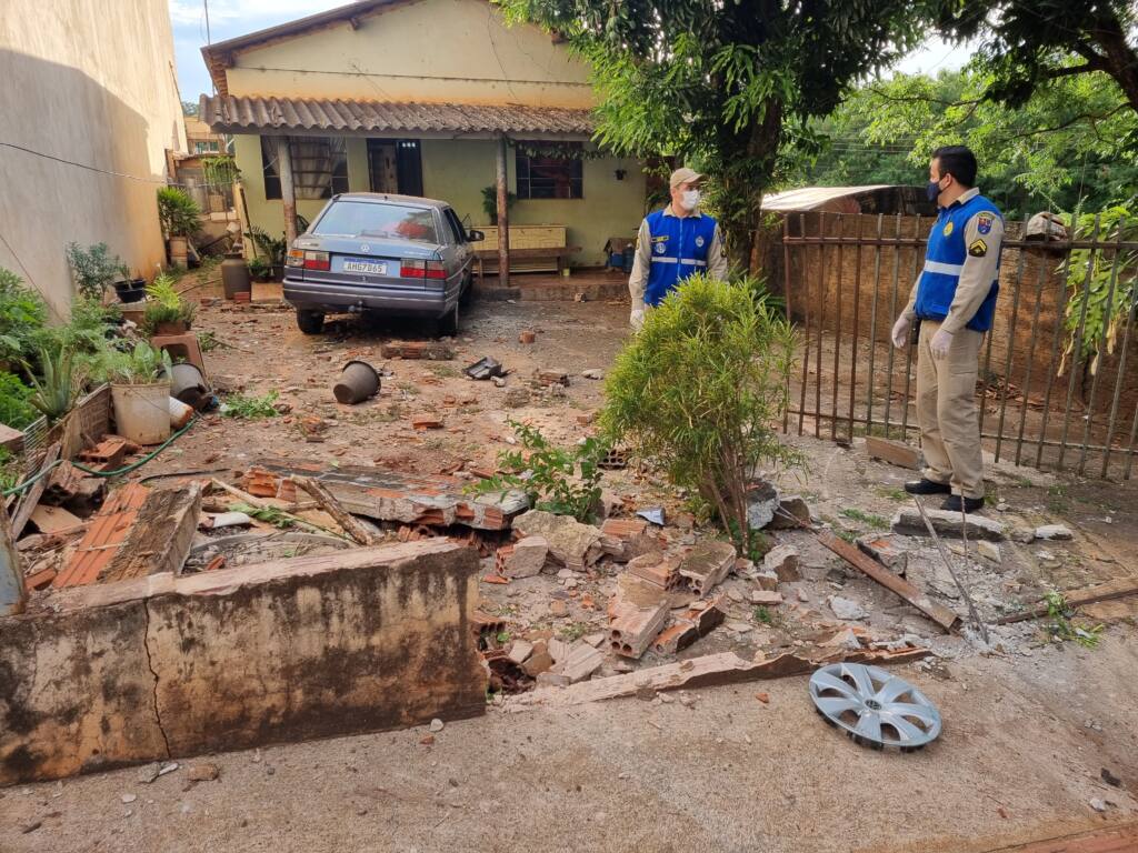 Motorista com sinais de embriaguez invade residência em Maringá