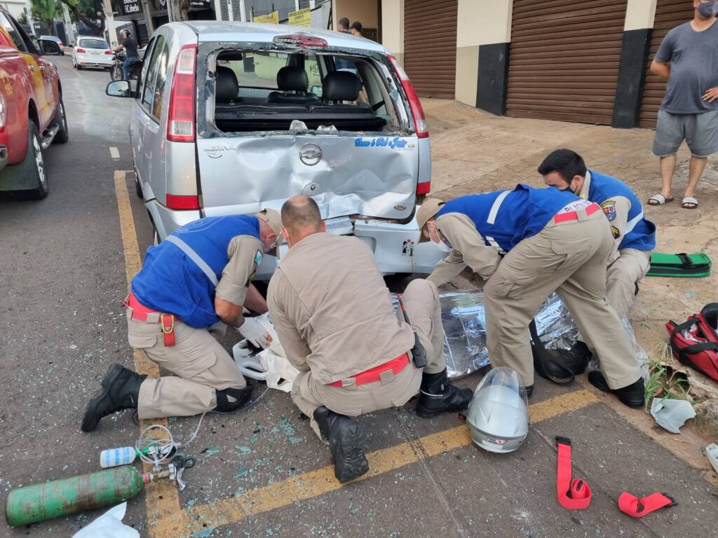 Motociclista é intubado após bater na traseira de carro estacionado