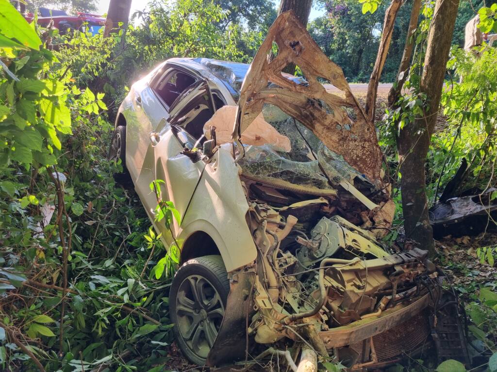 Motorista fica ferido ao colidir contra árvore na rodovia PR-317