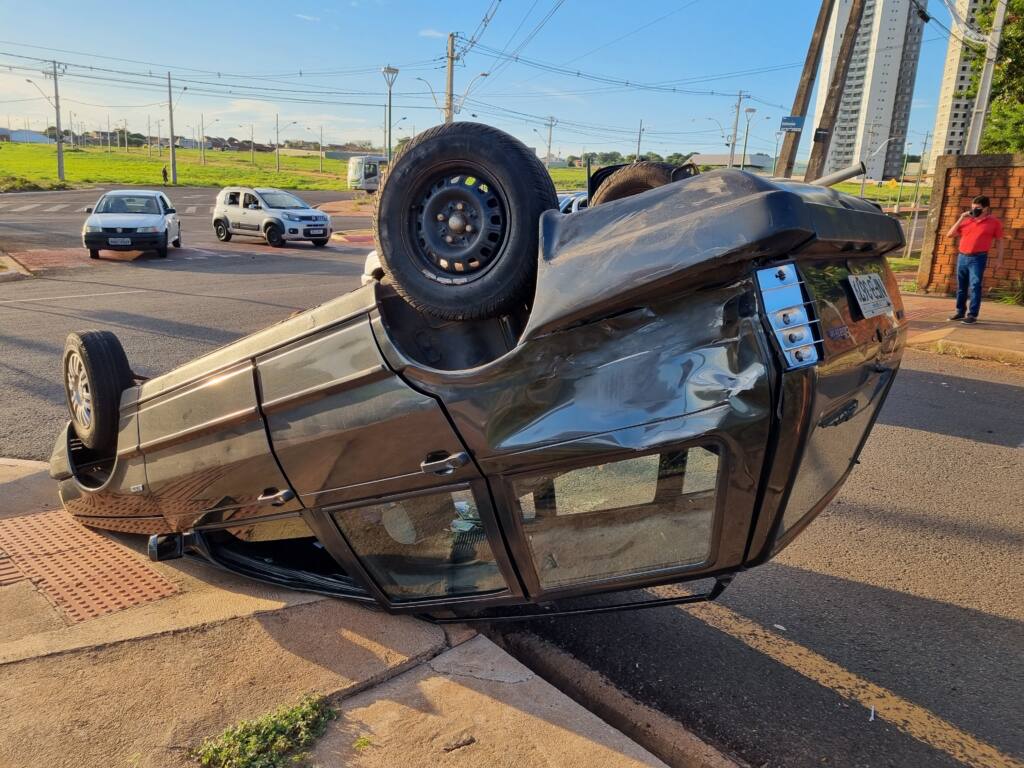 Moto faz carro capotar na Avenida Carlos Correia Borges em Maringá