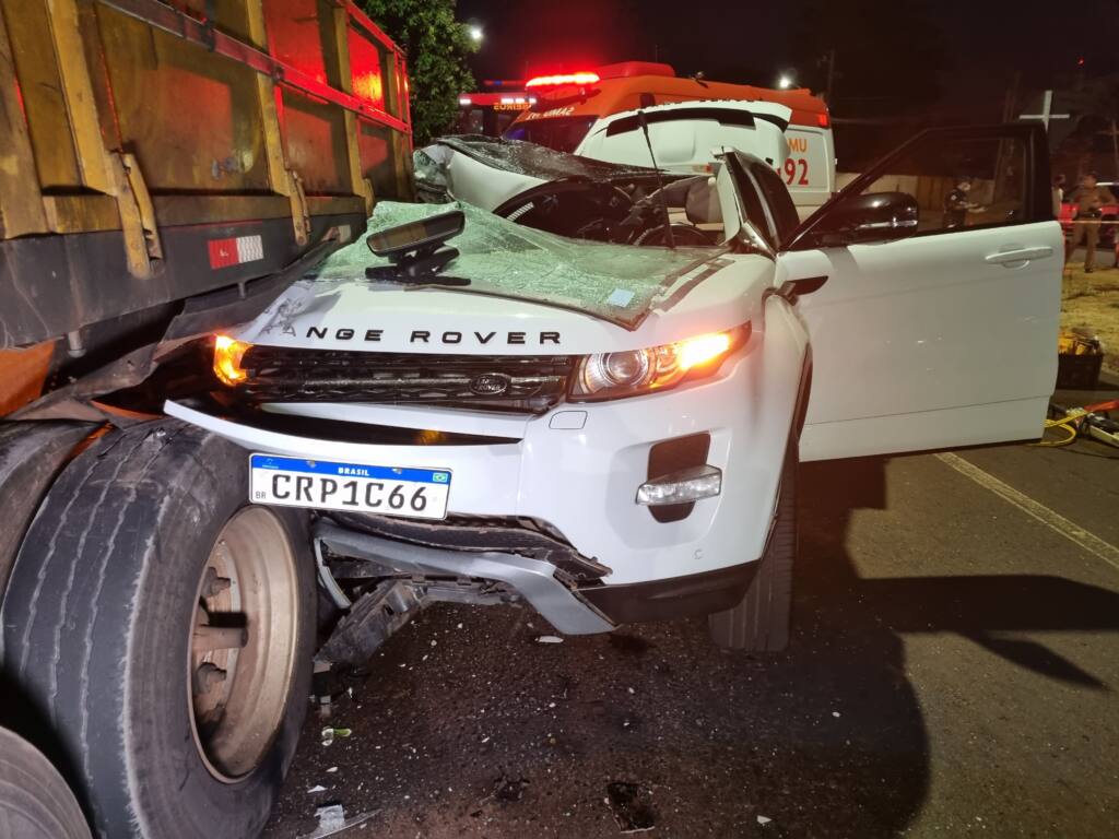 Motorista com sinais de embriaguez destrói carro de luxo após sofrer acidente