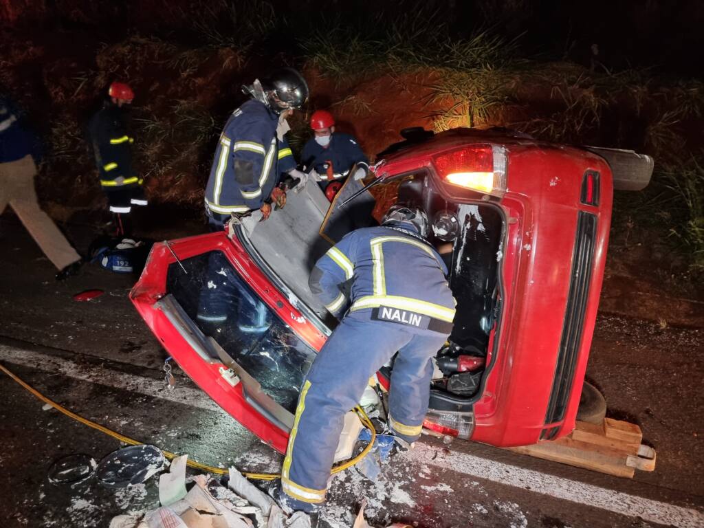 Casal fica ferido em capotamento na rodovia BR-376 em Marialva