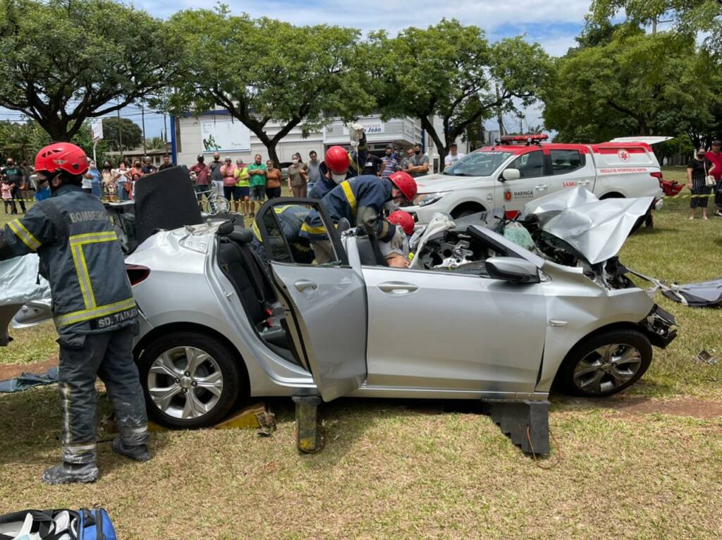 Mulher fica gravemente ferida após bater carro contra árvore