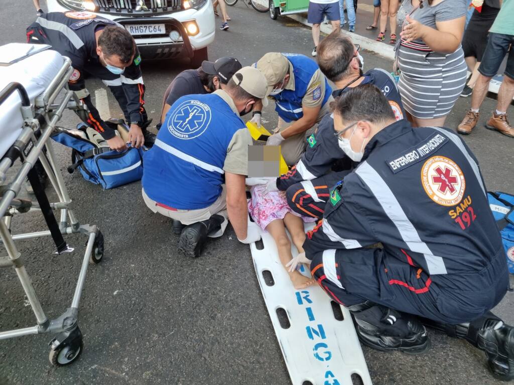 Criança de 5 anos é atropelada por carro na frente do portão do Parque do Ingá