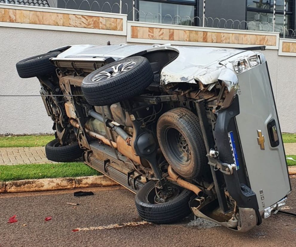 Camionete tomba após colisão com automóvel no Jardim Cidade Monções