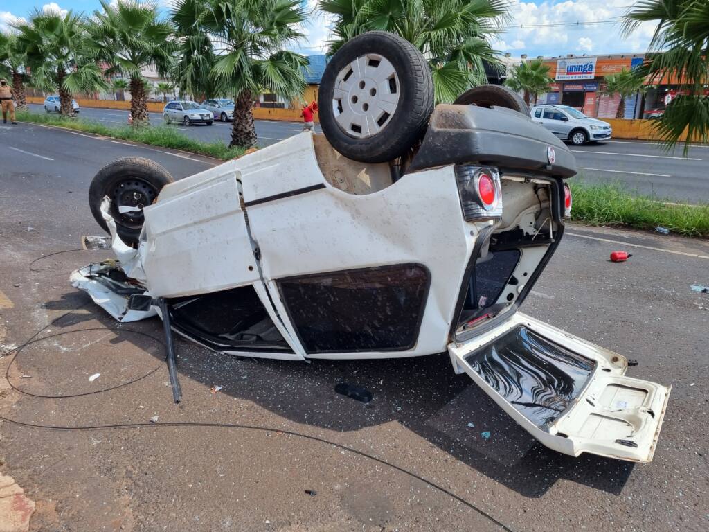 Veículo com queixa de furto capota após bater em poste na cidade de Sarandi