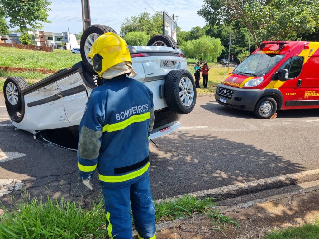 Mulher invade preferencial e causa capotamento na zona 7