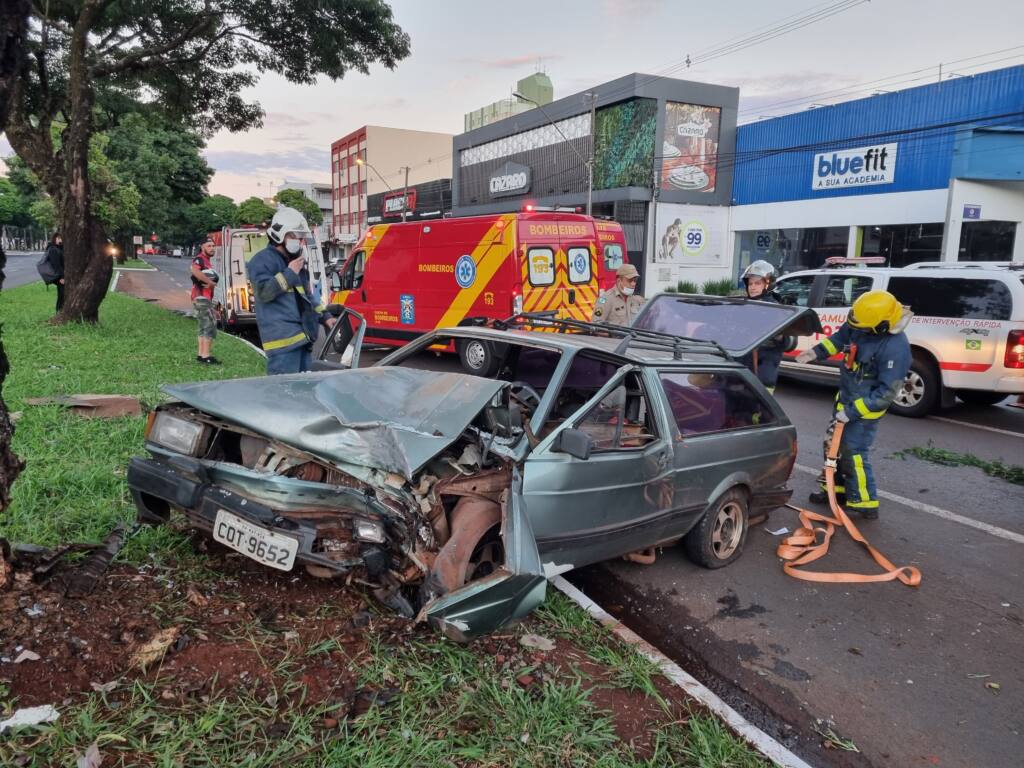 Três pessoas ficam feridas em acidente na Avenida Colombo em Maringá