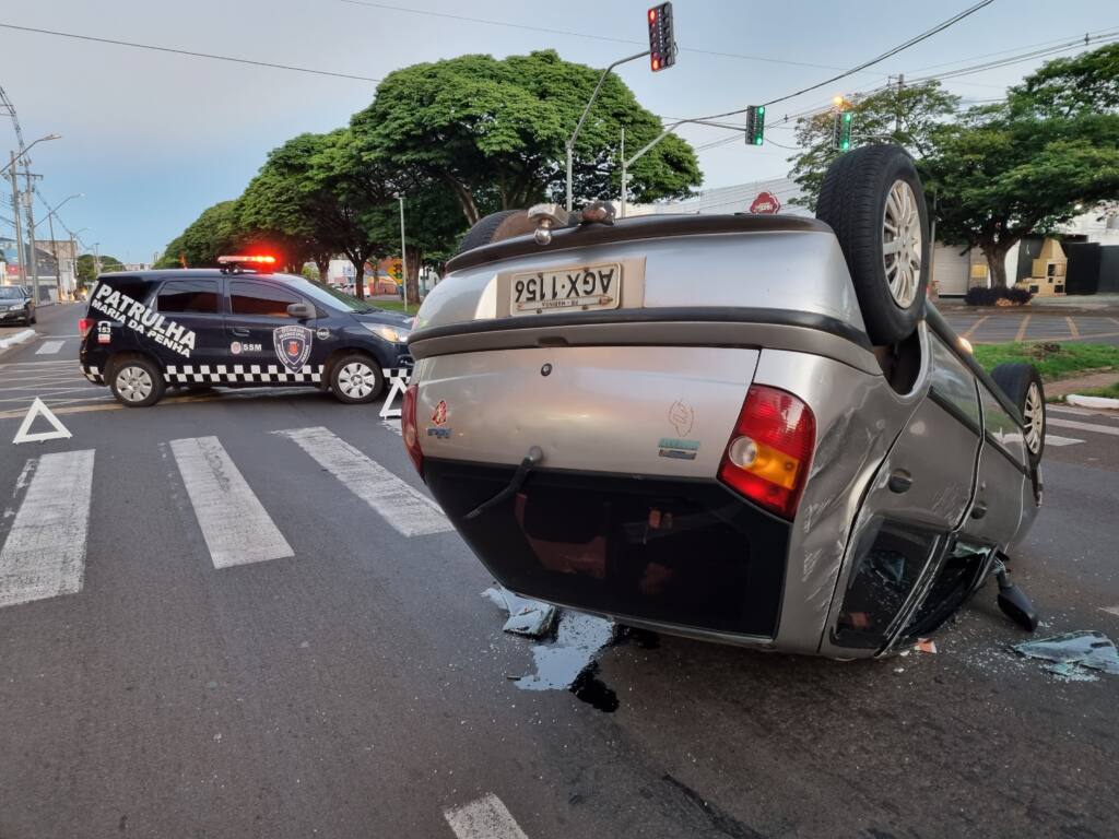 Mulher fica ferida em acidente na Avenida Colombo em Maringá