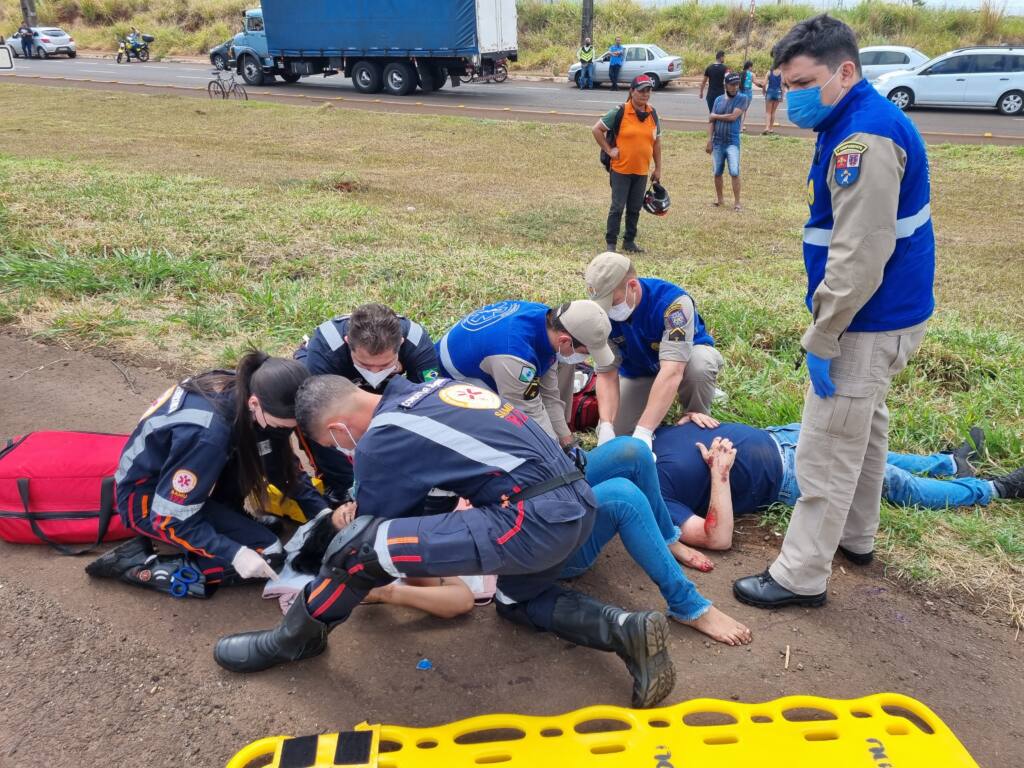 Casal fica ferido após pneu de moto estourar na rodovia 323