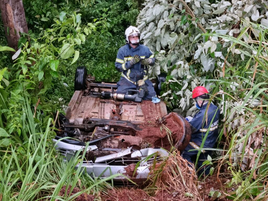 Capotamento em Maringá deixa pai e filha feridos