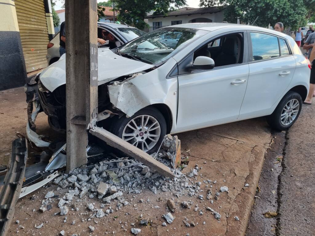 Motorista com sinais de embriaguez causa acidente e foge do local