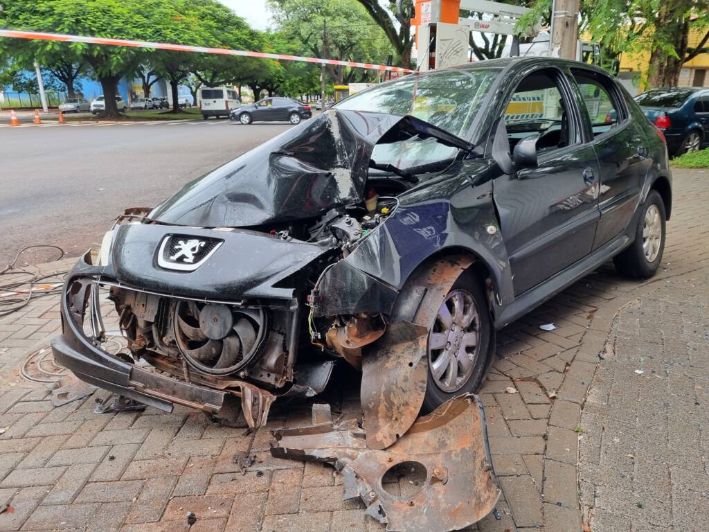 Motorista em alta velocidade sofre acidente gravíssimo na Vila Operária